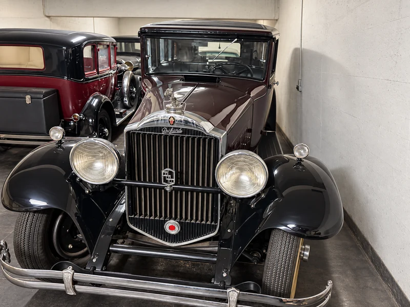 Parrilla frontal, emblema Packard y ornamento del radiador