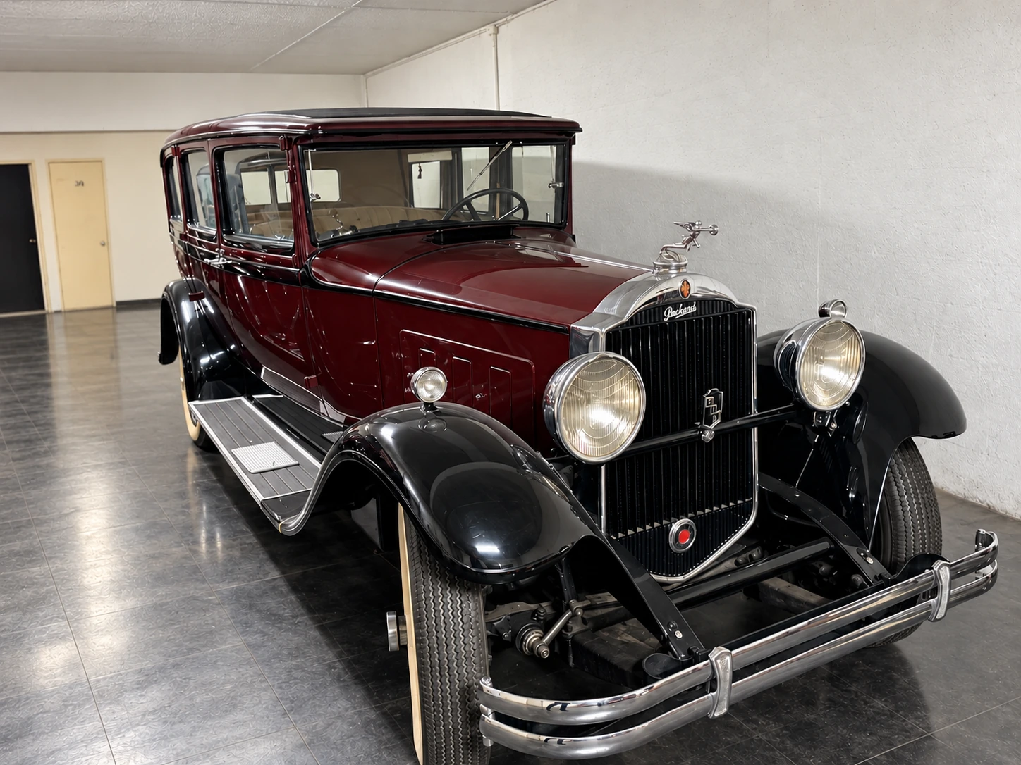 Packard 733 Limousine burdeos y negro, visto de tres cuartos