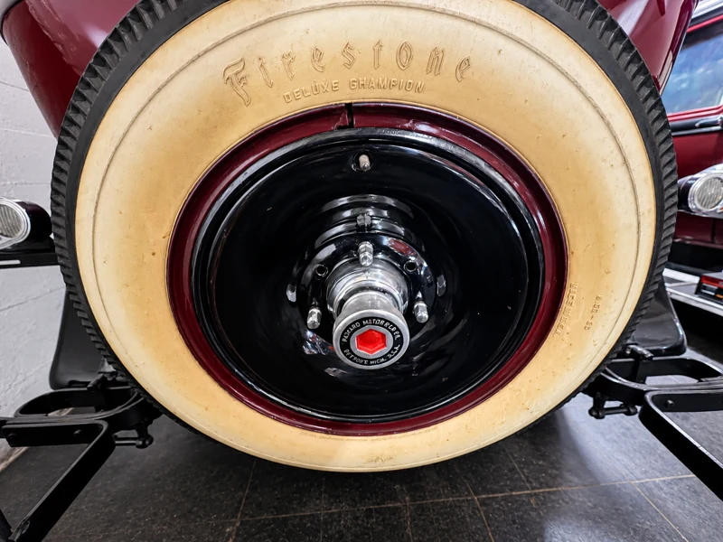 Detalle de la rueda de repuesto y emblema Packard