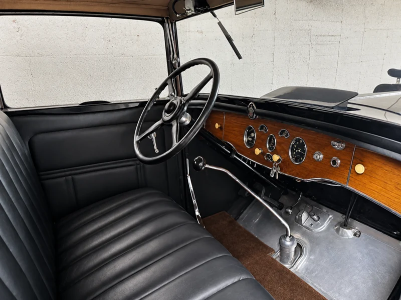 Vista oblicua del volante y el tablero del Packard